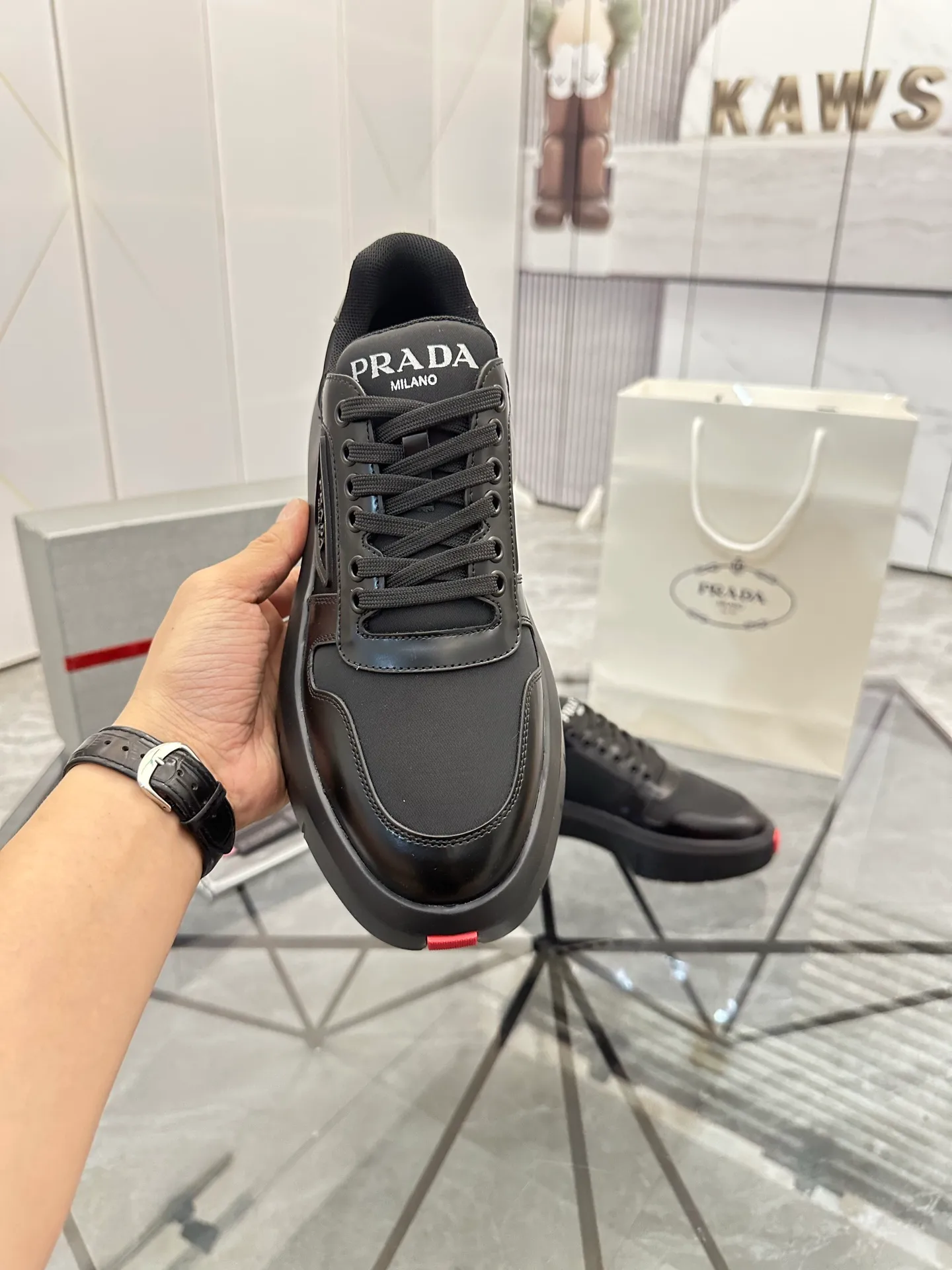 Men's shoes: 💰P620¥ High-end top quality Product trademark: Prada *"Prada*" low-top casual shoes Regular size: 38-45 (can be customized to 46) Product materials: imported first-layer cowhide leather on the upper spliced ​​with original fabric, breathable lining, cowhide foot pads, original ultra-light foam outsole. No.: 001